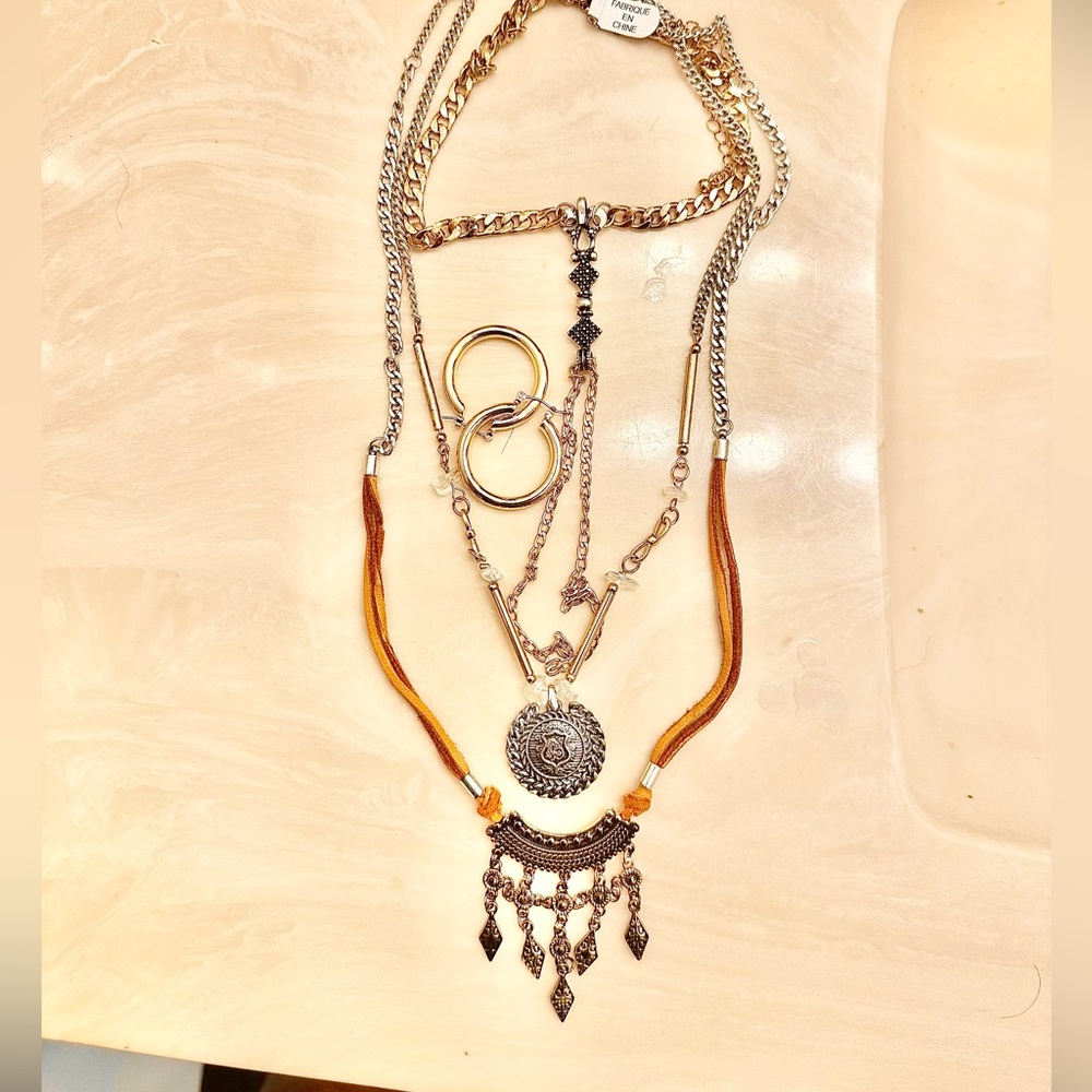 FREE, Free people necklace set with $400 purchase. Nwt 2 sets in stocks